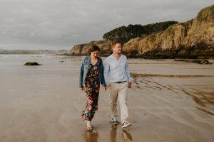 photos de couple sur la plage à douarnenez