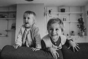 complicité enfants, reportage photo au naturel Bretagne, Vannes